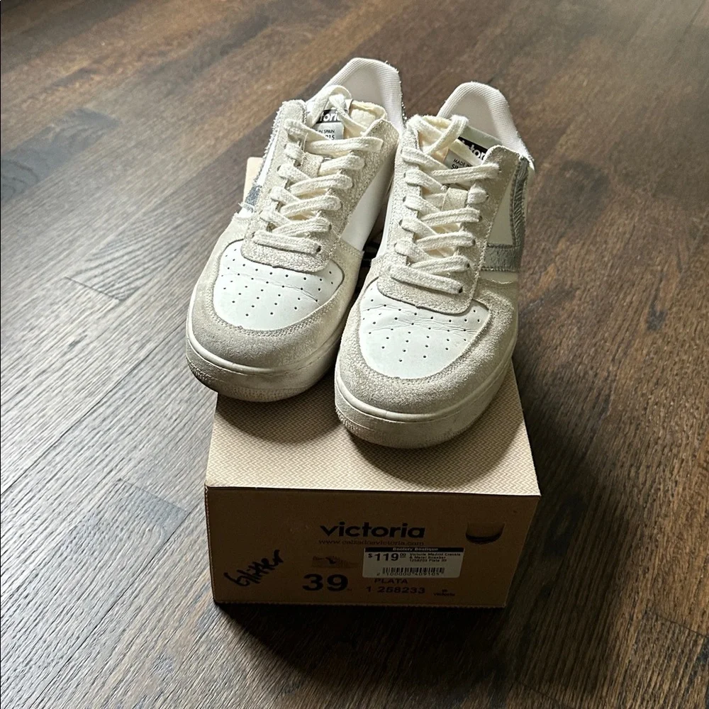 Evereve Cream and Silver Low-Top Sneakers